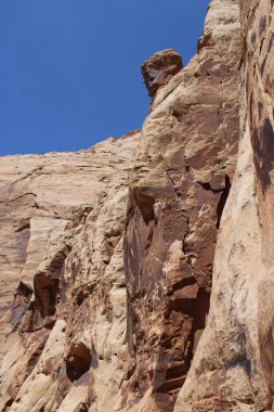 Utah Ulusal Parkı 'ndaki Grand Wash Patikası' ndaki heykele benzeyen bir kayanın yan görüntüsü..