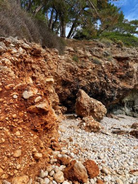 Türkiye 'nin Antalya kenti Kemer yakınlarındaki Akdeniz' in beyaz taşları, kayaları ve açık mavi sularıyla küçük bir plaj. Küçük beyaz koy.