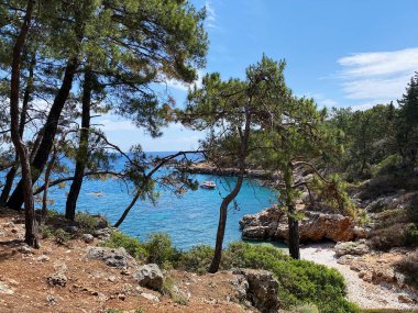 Türkiye 'nin Antalya kenti Kemer yakınlarındaki Akdeniz' in beyaz taşlar, kayalar ve berrak mavi sularından oluşan küçük bir sahil manzarası. Küçük beyaz koy.