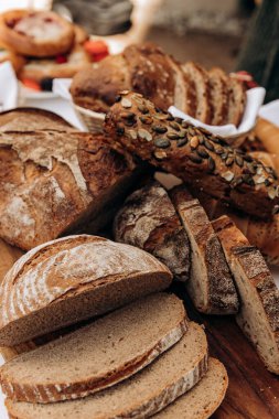 Bir somun ekmek küçük bir kase ekmekle birlikte kesim tahtasının üzerindedir. Yüksek kalite fotoğraf