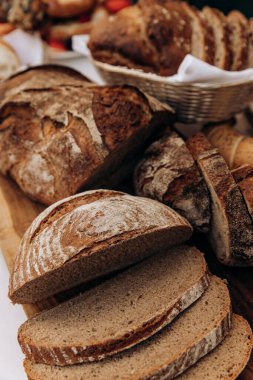 Bir somun ekmek küçük bir kase ekmekle birlikte kesim tahtasının üzerindedir. Yüksek kalite fotoğraf