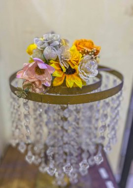 Çiçek süslemeli lambaların büyüleyici bir görüntüsü. Zarafet ve zarafet havası yayıyor.