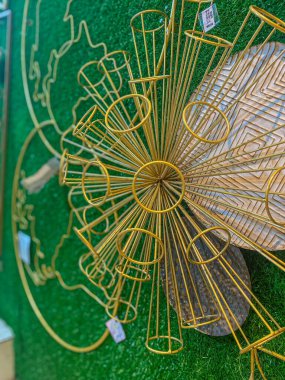 Duvar dekorasyonunun büyüleyici bir görüntüsü. Sofistike ve sanatsal bir yetenek yayıyor.