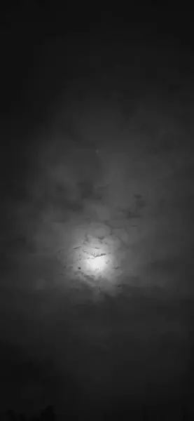 Bulutlu gece gökyüzü