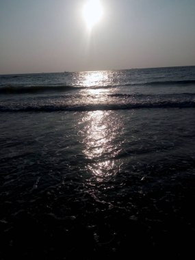 Denizin üzerinde güzel bir gün batımı