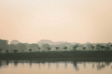 Nehir ve gölü olan güzel bir manzara.
