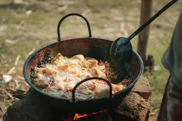 Kampta yemek pişirme süreci..