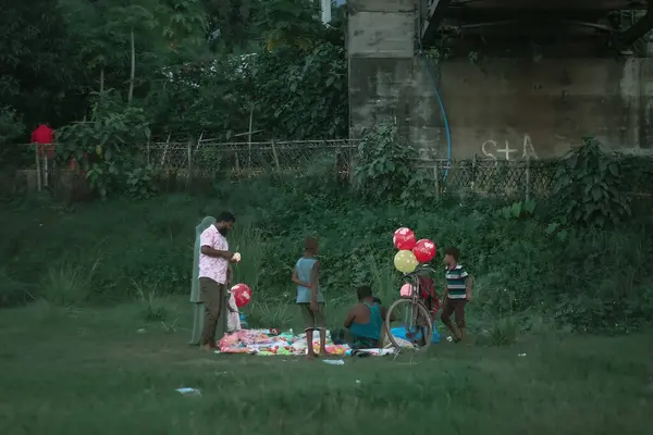 Ebeveynler ve çocuklar balon satın alıyorlar