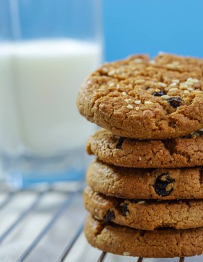 Yulaf ezmeli bisküviler ve bir bardak süt.