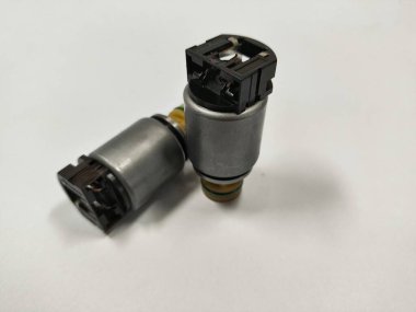 Otomatik vites için iki solenoid valf yan yana dizilir