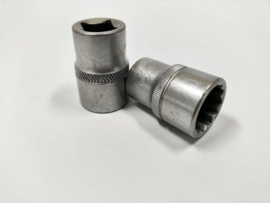  İki soket anahtarı yan yana durur. Metalik yüzeyleri parlar..