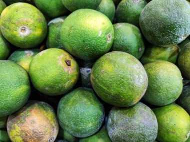  Canlı bir taze yeşil portakal yığını sergileniyor