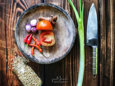 Bir fotoğraf sambal yapmak için çeşitli malzemeler gösterir