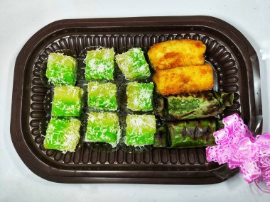  rissole, yapışkan pirinç ve tepside katmanlı kek.