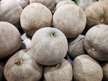 Markette bir yığın taze kavun.