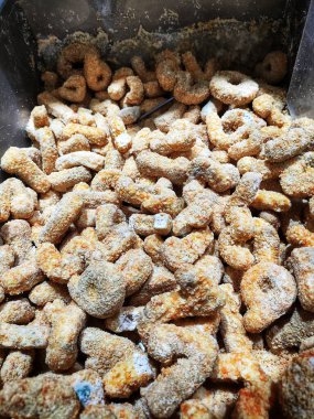 Çiğ Tavuk Külçeleri Süpermarkette Kızarmaya Hazır