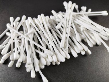 Siyah Arkaplan 'lı Beyaz Pamuk Bud' ın Yakın Çekimi