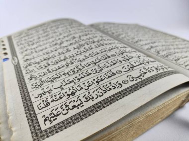 Bu fotoğraf açık bir Kur 'an' ın yakın çekimini yakalar.