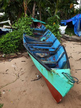 Balıkçı teknesi Sert Rüzgarlar nedeniyle Sahilde mahsur kaldı