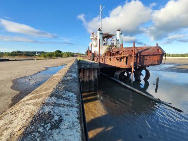 Hasarlı römorkör Sunny sahilinde mahsur kaldı.