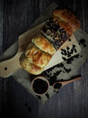 En iyi manzara fındıklı tatlı ekmek ve kesme tahtasındaki çikolata