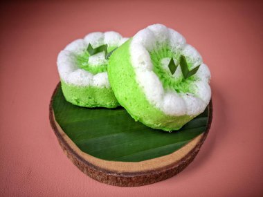 Kue Putu Ayu, pirinç unu, pandan yapraklarından yapılan geleneksel bir Endonezya aperatifi, rendelenmiş hindistan cevizi.