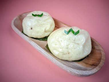 Ahşap bir tabakta buğulanmış çörekler.