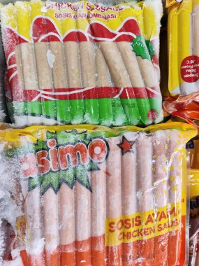 Balikpapan-Doğu Borneo 21 Ağustos 2024, geniş bir açık dondurucu, cazip bir sosis çeşitliliği ortaya çıkardı..