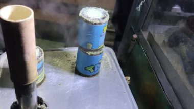 Putu Labu keki, kahverengi şeker ve rendelenmiş hindistan cevizi içeren bir çeşit Endonezya yiyeceğidir.