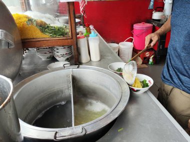 Balikpapan-Doğu Borneo 18 Ağustos 2024, Endonezya 'da tavuk eriştesi, sokak yemeği yapma süreci, tipik Endonezya eriştesi..