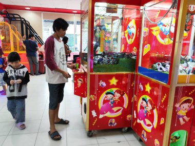 Balikpapan-Doğu Borneo 18 Ağustos 2024, Oyuncuların elleri oyun odasında oyun çubukları ve düğmelerle etkileşime giriyor ve oynuyor