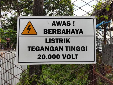 Dikkat Yüksek Voltaj Tel Çitlerde Sembol İşaretini Koruyun