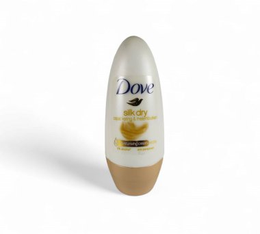 Balikpapan-Doğu Borneo 16 Ağustos 2024, Dove ipeği kuru / deodorant rulosu