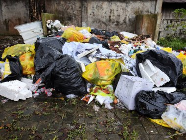 Balikpapan-Endonezya 26 Ağustos 2024, çöp yığını üzerine yığılmış çöplerin genel görünümü