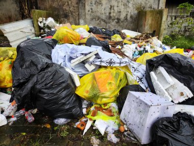 Balikpapan-Endonezya 26 Ağustos 2024, çöp yığını üzerine yığılmış çöplerin genel görünümü