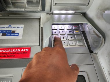 Balikpapan-Endonezya 26 Ağustos 2024, PIN 'e elle giriş ya da ATM klavyesine giriş kodu