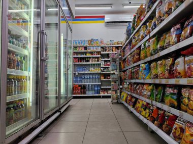 Balikpapan-Endonezya 26 Ağustos 2024, Minimarket gıda ve içecek ürünleri 