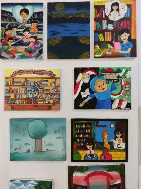 Balikpapan-Endonezya Ağustos 31,2024 Okul Çocuk Çizimleri Sergisi. Okul resimleri, çizim dersleri, çocukların yaratıcılığı..