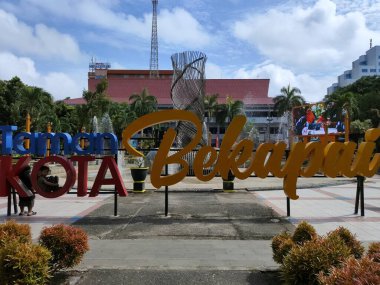 Balikpapan-Endonezya Ağustos 31,2024 Bekapai Parkı balikpapan Parkı 'ndaki etkileyici ve güzel çeşmeler