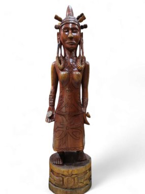 Balikpapan-Endonezya Ağustos 31,2024 Geleneksel tahta heykel Beyaz arka planda izole edilmiş Dayak kabilesinin tidir