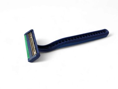 Beyaz arka planda sarı renkli plastik bir sakal ve bıyık traş aleti.