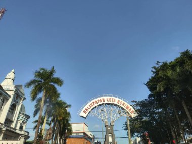 Balikpapan-Endonezya 1 Eylül 2024 Balikpapan Şehri trafik ışığı kavşağında