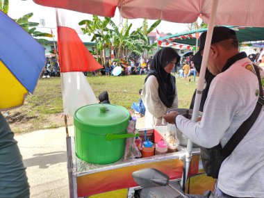 Balikpapan-Endonezya 1 Eylül 2024 Pentol (Salome) veya Köfteler Endonezya 'da, motorsikletle et veya tavuk satışı yapan bir Endonezya sokak yiyeceğidir.