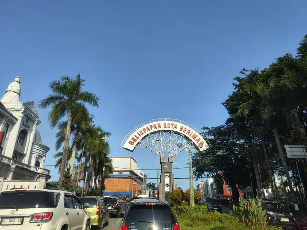 Balikpapan-Endonezya 1 Eylül 2024 Balikpapan Şehri trafik ışığı kavşağında