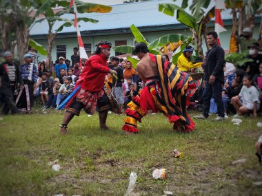 Balikpapan-Endonezya 1 Eylül 2024 Kuda topak topak oyuncusu Kuda: Dansçıların tahta ya da bambu atlara bindiği geleneksel bir Cava sanatı