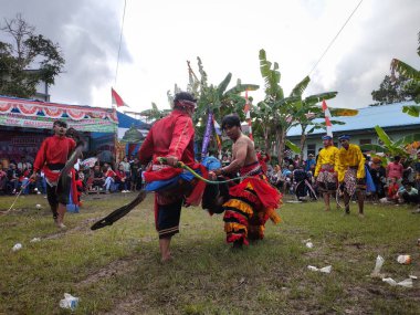 Balikpapan-Endonezya 1 Eylül 2024 Kuda topak topak oyuncusu Kuda: Dansçıların tahta ya da bambu atlara bindiği geleneksel bir Cava sanatı