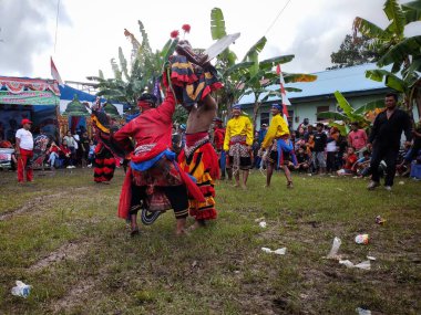 Balikpapan-Endonezya 1 Eylül 2024 Kuda topak topak oyuncusu Kuda: Dansçıların tahta ya da bambu atlara bindiği geleneksel bir Cava sanatı