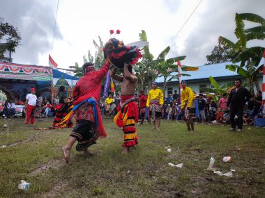 Balikpapan-Endonezya 1 Eylül 2024 Kuda topak topak oyuncusu Kuda: Dansçıların tahta ya da bambu atlara bindiği geleneksel bir Cava sanatı