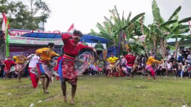 Balikpapan-Endonezya 1 Eylül 2024 Kuda topak topak oyuncusu Kuda: Dansçıların tahta ya da bambu atlara bindiği geleneksel bir Cava sanatı