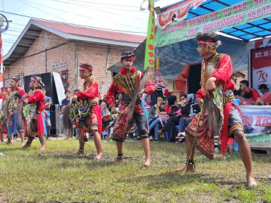 Balikpapan-Endonezya 1 Eylül 2024 Kuda pofuduk dansının bir performansı olan Kuda Lumping, dansçıların at benzeri aksesuarlar kullandıkları geleneksel bir danstır..